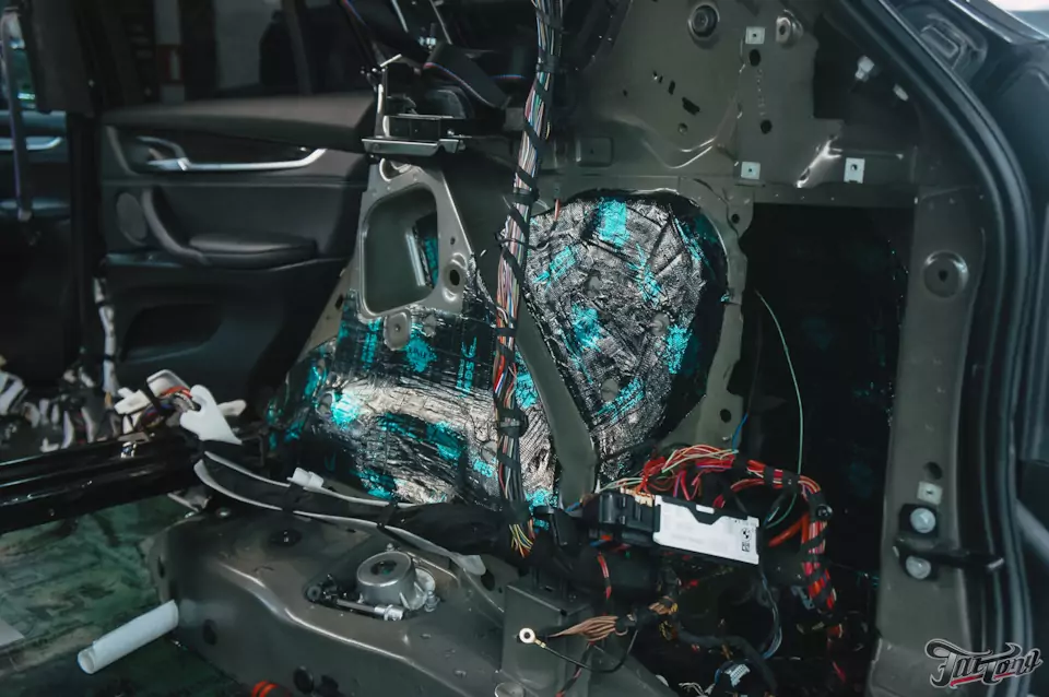 Установили на BMW X5 систему активного выхлопа Terminator! Выполнили комплексную шумоизоляцию салона и построили новую акустическую систему, провели техническое обслуживание